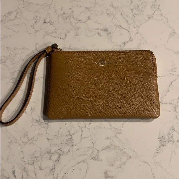 Coach Handbags - 🎉HP!!🎉 NWT Coach camel/brown Wistlet